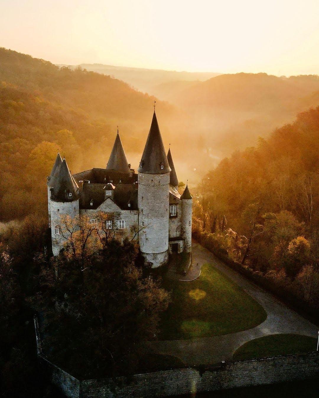 Een pracht van een sprookjes kasteel ... Le Chteau de Vves... Het kasteel van Celles.